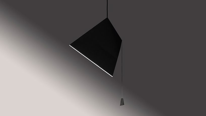 Una sencilla lámpara plegable que recuerda un estudio fotográfico