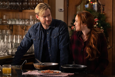 Falling For Christmas 2022 Lindsay Lohan Chord Overstreet Image 1