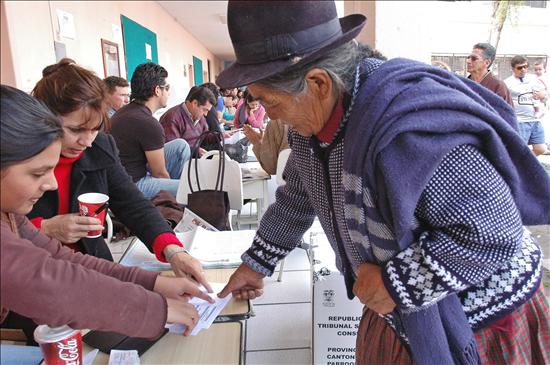 Ecuador: Partido de Correa sufre revés electoral en Quito y Guayaquil