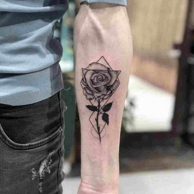 20 tatuagens de rosas pretas para homens que desejam um visual misterioso