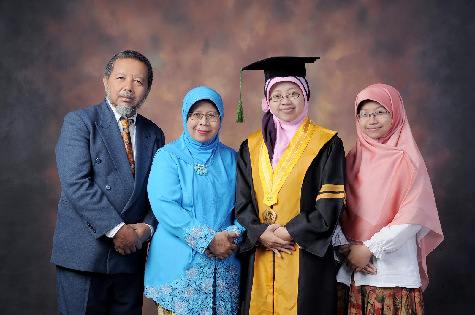 Contoh Foto Wisuda Bersama Keluarga - Simak Gambar Berikut