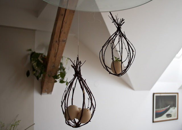 DIY projekty - hnízda/klícky vyrobené z větviček se dají zavěsit nebo položit. Do nich pak umístíme malou květinu, kraslice nebo jinou velikonoční dekoraci. 