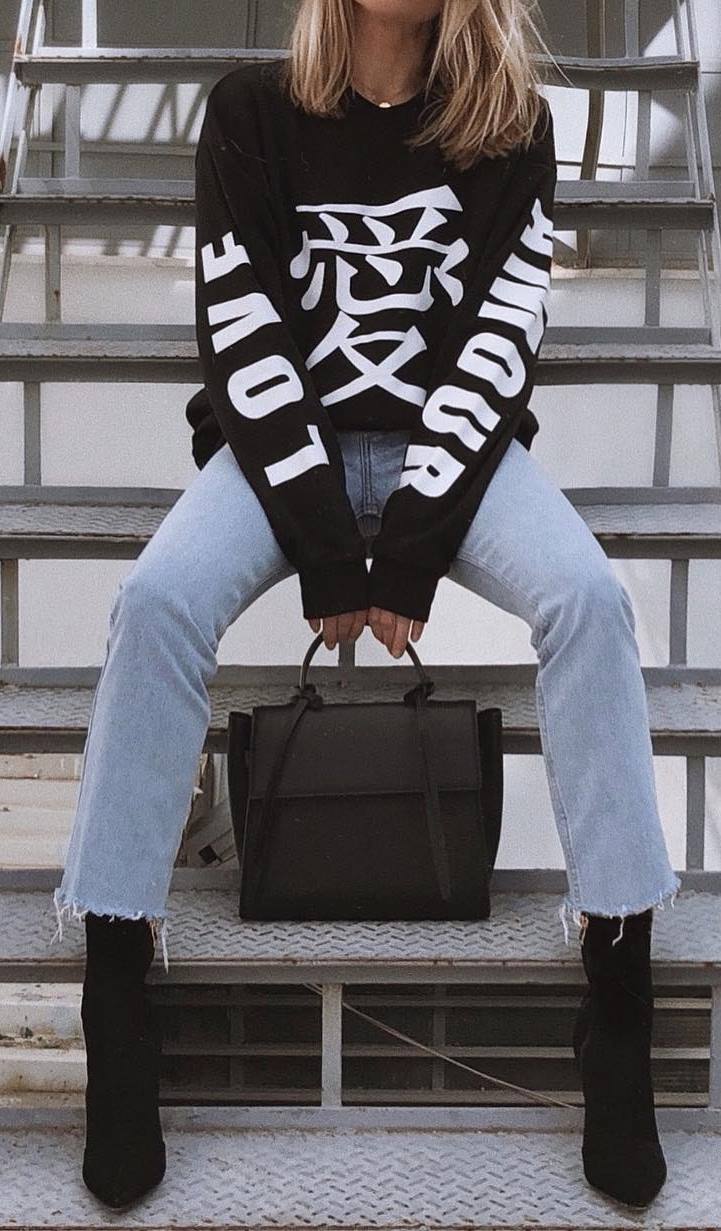 street style addict / black printed sweatshirt + boyfriend jeans + bag + boots