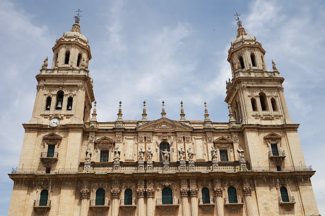 Gran catedral con dos torres con el cielo azul con nubes de fondo.