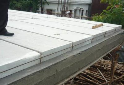 pemasangan panel lantai di atas konstruksi balok beton