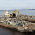 Prefeitura de Manaus realiza transbordo de resíduos sólidos retirados dos rios e igarapés
