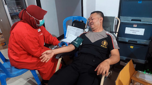 Anggota Polres Nganjuk Ramai-ramai Donorkan Darahnya Bantu Penuhi Stok PMI