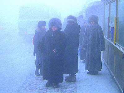 yakutsk+ladies+waiting+for+bus+ 40deg+by+blolotbootur+flickr 5 Tempat di Dunia yang Bersuhu Minus 50 Derajat Celcius