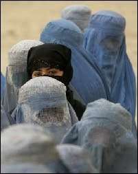 Femmes afghanes portant la burqa traditionnelle faisant la file devant un bureau de vote à Kaboul le 9 octobre 2004. Document Desmond Boylan pour Reuters.