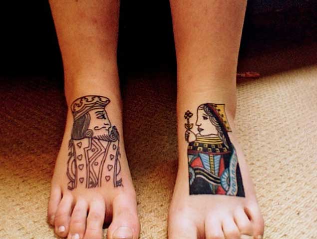 Estes contrastantes de pé de tatuagens
