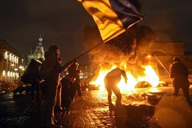 23fev2014---ativistas-russos-da-oposicao-fazem-protesto-em-apoio-a-revolucao-na-ucrania-queimando-pneus-de-carros-no-centro-de-sao-peterburgo-na-russia-nas-primeiras-horas-deste-domingo-23-1393158869215_1024x682