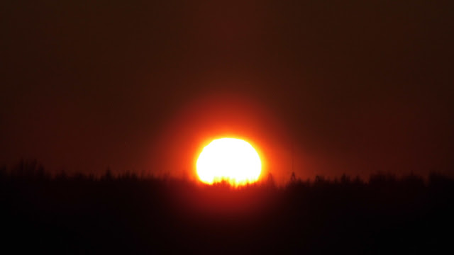   Солнечный Луч 16 декабря 2016 Солнце Закат   Редкий зимний атмосферный эффект во время заката. Температура воздуха —30° по Цельсию. Вертикальный столб света наблюдался выше и под солнечным диском. 