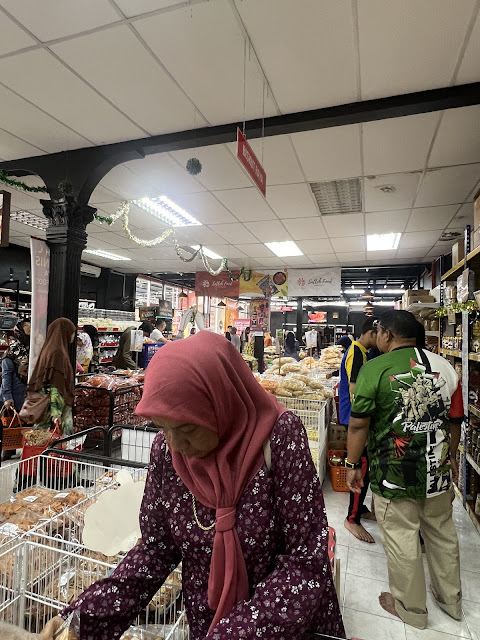 Beli Kuih Dan Kerepek Raya di Salleh Food, Senggarang