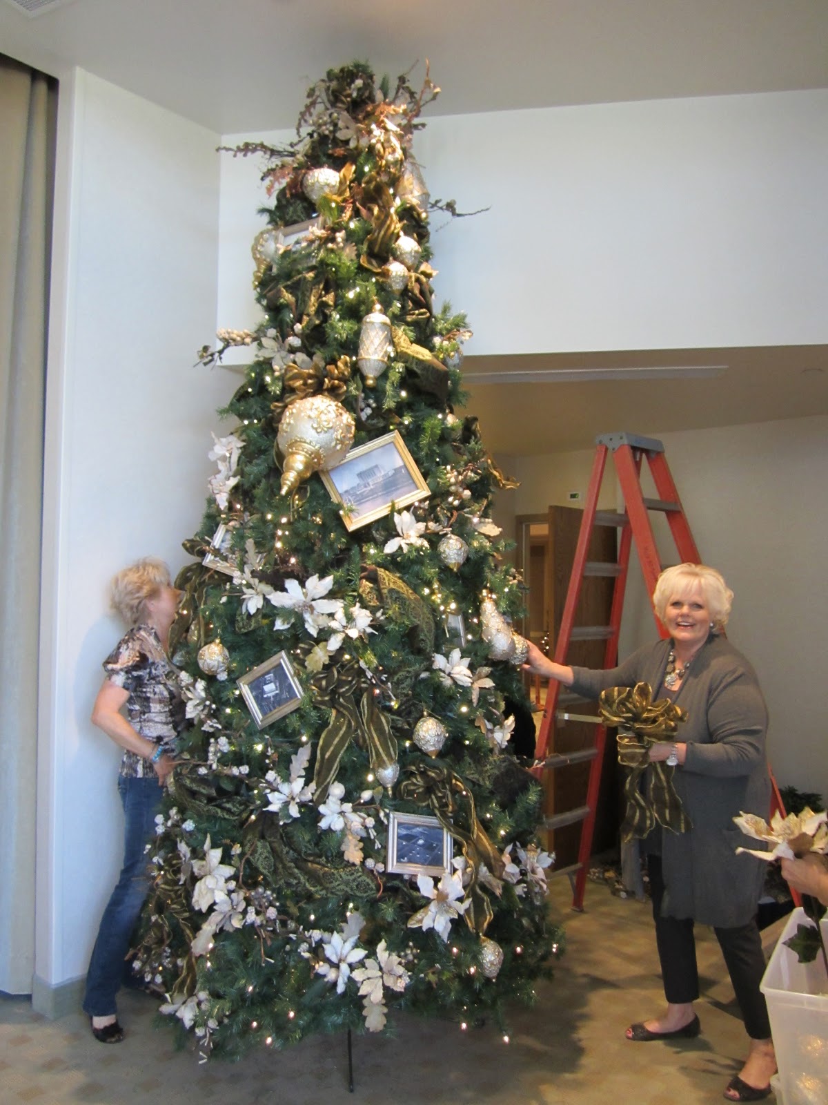 Wonderful volunteers decorated the gigantic Christmas Tree in the foyer at the front of the Visitors Center The small pictures are of different scenes