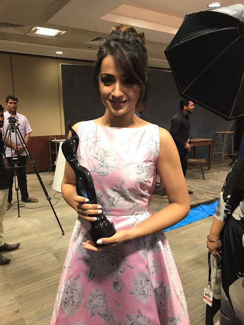 Trisha hot white dress in jio film fare awards