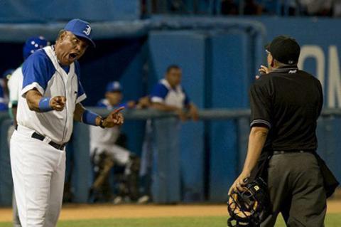 El manager cubano más seguido y enjuiciado, recién se estrenó en la 57 Serie Nacional de Béisbol (SNB) al frente de los Leones de la capital.