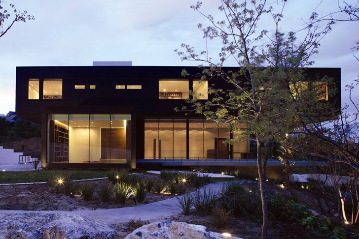 Front facade of Modern contemporary CT House in Mexico