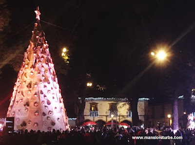 Árbol de Navidad en la Plaza Vasco de Quiroga en Pátzcuaro