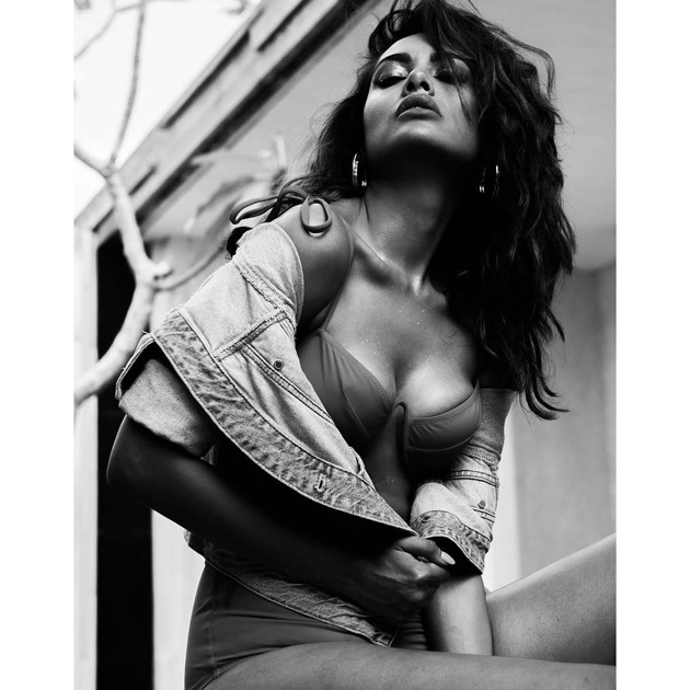 Esha Gupta latest hot cleavage pics