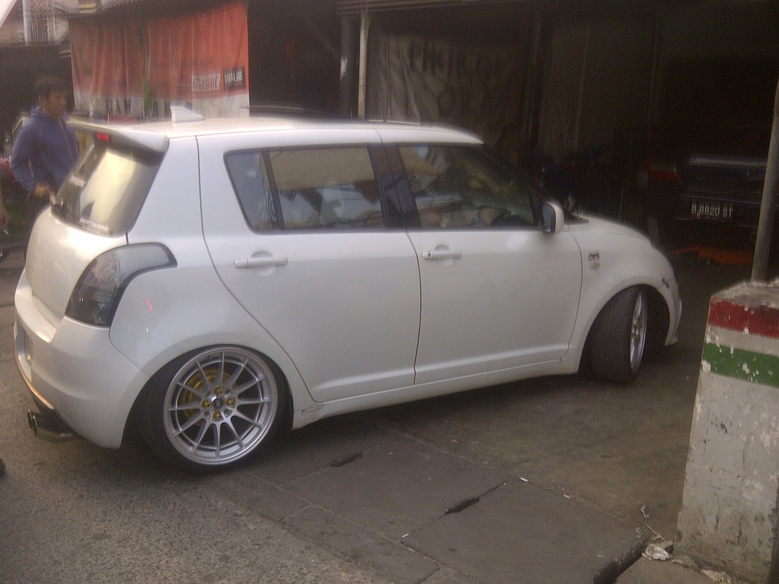 Suzuki Swift Putih Jaya Spring