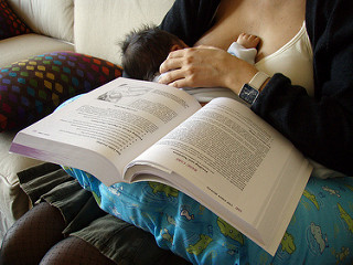 Image: Pecho y lectura. Photo Credit: Daniel Lobo (Daquella manera) on Flickr