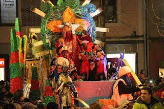 Miles de personas llenan las calles de Barakaldo al paso de la cabalgata de Reyes