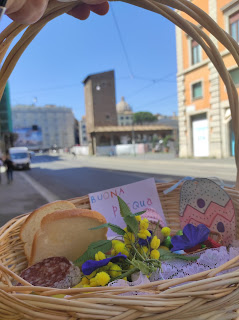 Mój koszyczek wielkanocny na tle Largo Argentina