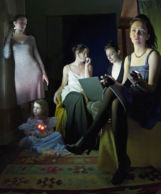 Strangers in the light - Fotos ilumindadas pela luz dos smartphones e laptops