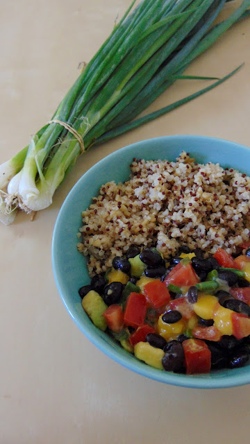 Salade estivale haricots noirs, avocat, mangue et tomates