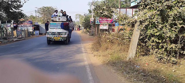 একেই বলে প্রাণ হাতে নিয়ে  যাত্রা।  বাদুড় ঝোলা যাত্রায় প্রাণের ঝুঁকি নিয়ে নিত্যযাত্রীদের দিনের পর দিন  যাতায়াত। 