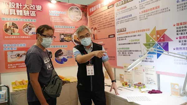 ▲中彰投區銀髮人才資源中心主任楊子誼向民眾介紹中彰投分署運用「中高齡職務再設計」，幫助中高齡或高齡者盡速融入職場。（記者林明佑攝）