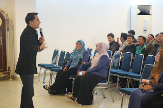 Motivator Indonesia Kautsar Management Edvan M Kautsar Memberikan Training Motivasi Be A Passionpreneur dan Bahagia Bekerja-bekerja Bahagia untuk 1.200 Mahasiswa Politeknik Harapan Bersama Tegal