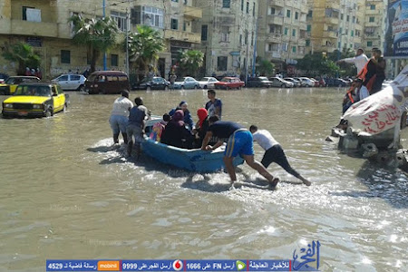 بالصور.. أهالي الإسكندرية يستخدمون القوارب بعد غرق الشوارع  ( 6صور)