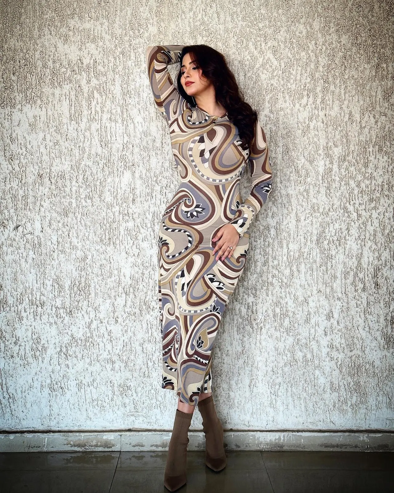 esshanya maheshwari curvy tight fit dress