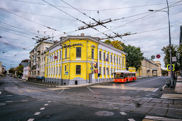 Желтое здание на перекрестке улиц