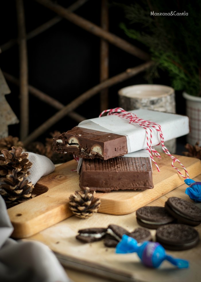 Turrón fácil de chocolate con Oreos y bombones. Receta de Navidad