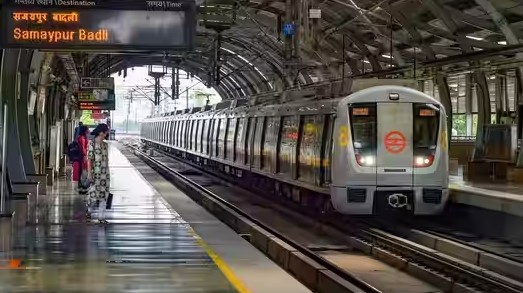 दिल्ली मेट्रो में इंस्टा रील्स, डांस वीडियो बनाने पर रोक, DMRC ने कहा- "पैसेंजर बनें, परेशानी नहींं"