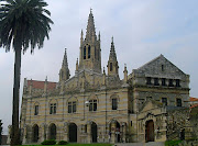 La iglesia se encuentra en la parte este, frente al jardin de la entrada.