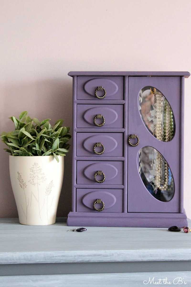 Purple chalk painted jewelry box. Easily give an update to your jewelry storage!