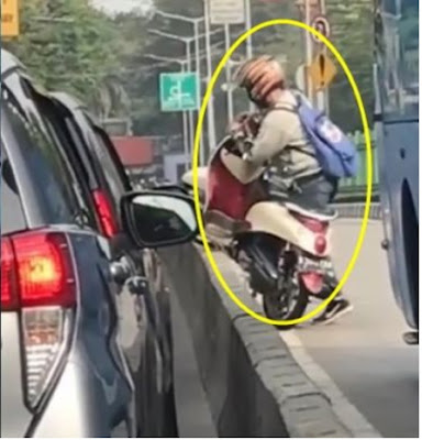 video ini viral, Usai Bantu Pengendara Lain Keluar dari Jalur Busway, Pria ini malah ditinggalkan Sendirian. nasib memang..