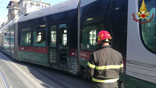 Tram deraglia poi lo scontro con il bus e due veicoli