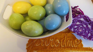 Bojanje šarenih jaja iz bakine košare / Coloring easter eggs (old fashioned way)