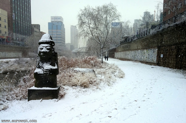 Dolhareubans del Cheonggyecheon con nieve