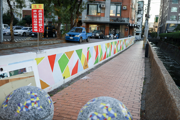 台中大里蒜香藤隧道，中新社區綠色隧道欣賞粉紫色蒜香藤，大元國小旁