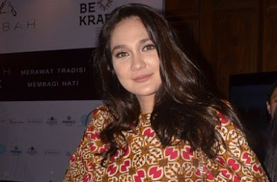 "Nonton Movie - Luna Maya Himbau Untuk Jangan Meremehkan Film Bollywood"