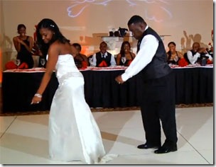 Pai de noiva surpreende convidados dançando em casamento