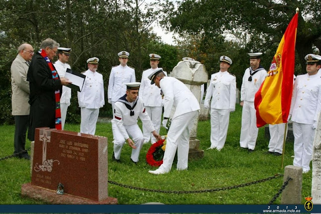 El patrullero ‘Arnomendi’ recuerda a los 15 marineros españoles fallecidos en 1918 durante el hundimiento de un barco de transporte.