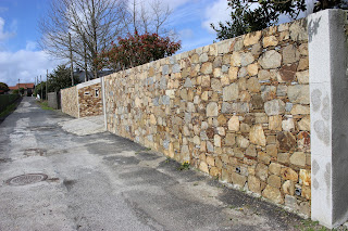 muro de piedra de taco chapeado de 0,06 cm de ancho de la piedra con laterales de granito 