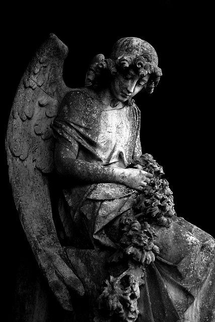 Ángel en el cementerio de Melaten en Colonia.