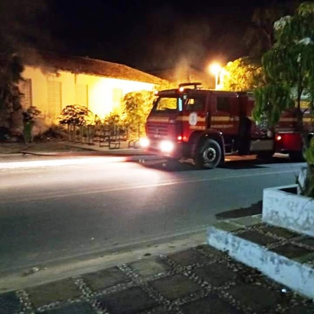 Incêndio atinge ruínas da UE José Narciso, em Parnaíba